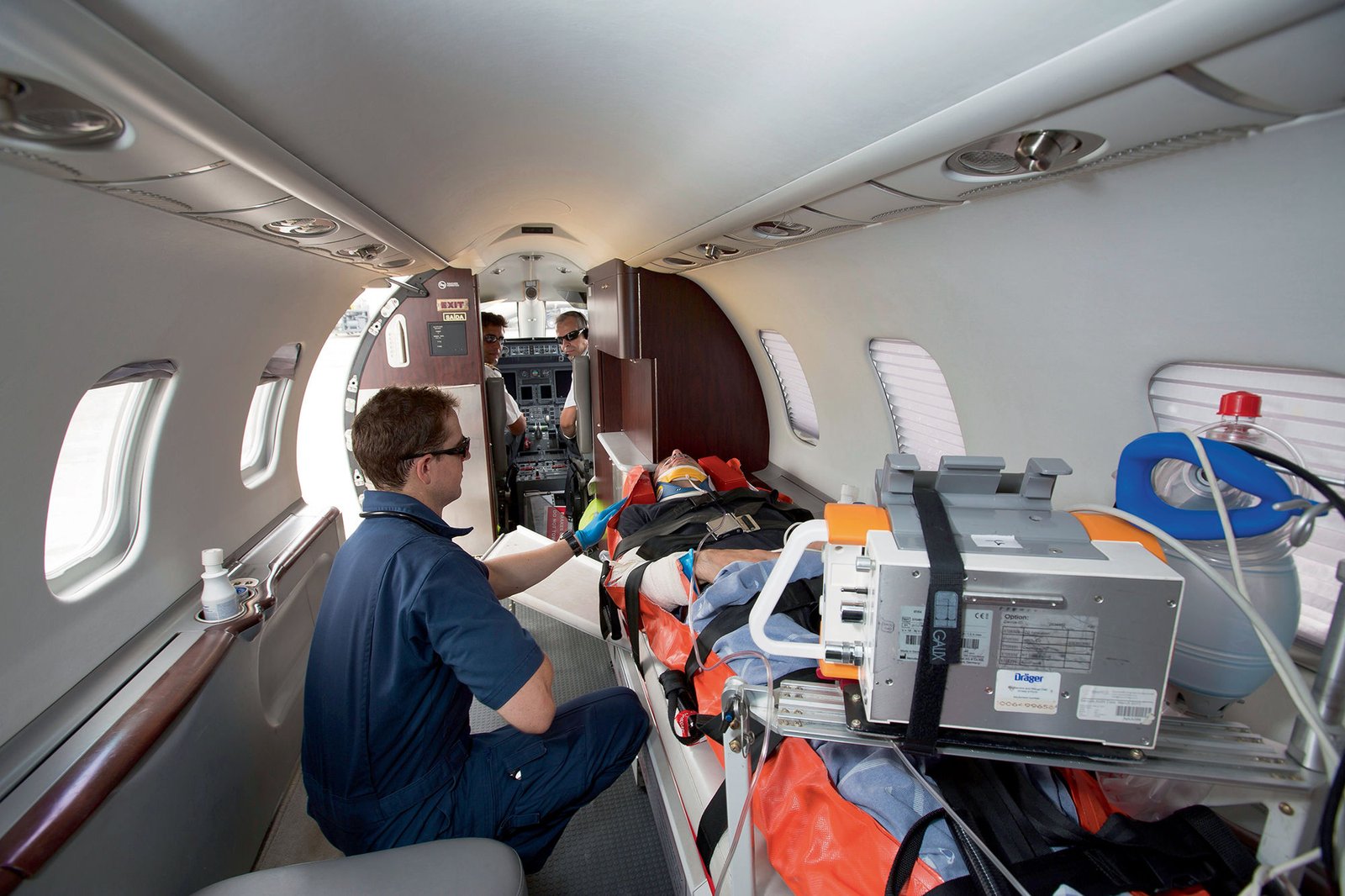 Urgences à domicile 24/7. Intervention en moins de 15 min pour des soins de qualité.